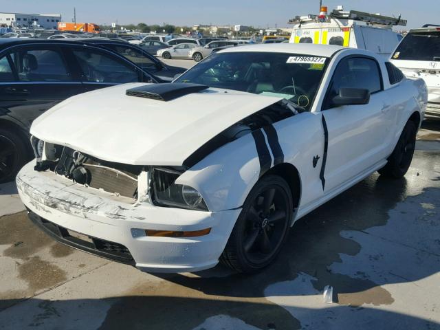 1ZVHT82H995124275 - 2009 FORD MUSTANG GT WHITE photo 2