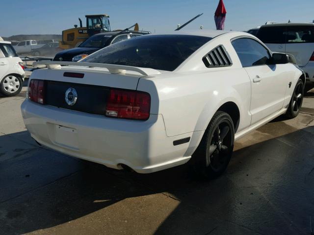 1ZVHT82H995124275 - 2009 FORD MUSTANG GT WHITE photo 4