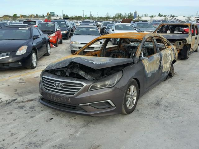 5NPE24AF0HH525262 - 2017 HYUNDAI SONATA SE GOLD photo 2