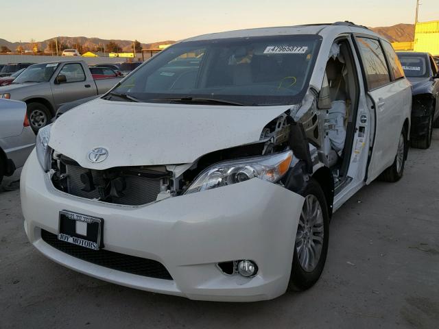 5TDYZ3DC9HS891722 - 2017 TOYOTA SIENNA XLE WHITE photo 2