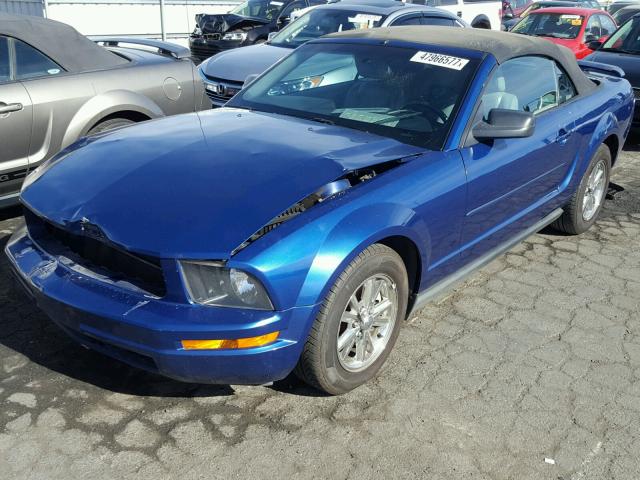 1ZVFT84NX65143312 - 2006 FORD MUSTANG BLUE photo 2