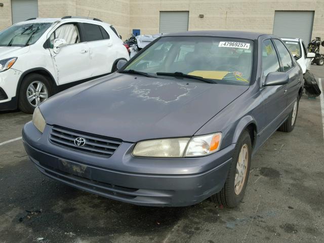 JT2BF22K7X0207330 - 1999 TOYOTA CAMRY LE GRAY photo 2