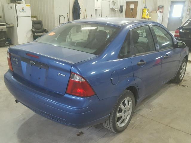 1FAFP34N85W282430 - 2005 FORD FOCUS ZX4 BLUE photo 4