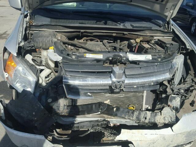 2D4RN5D18AR458775 - 2010 DODGE GRAND CARA SILVER photo 7