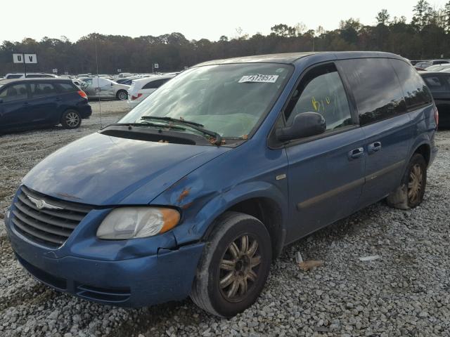 1C4GP45R25B269704 - 2005 CHRYSLER TOWN & COU BLUE photo 2