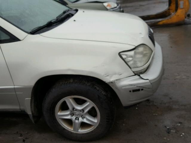 JTJHF10U110172188 - 2001 LEXUS RX 300 WHITE photo 9