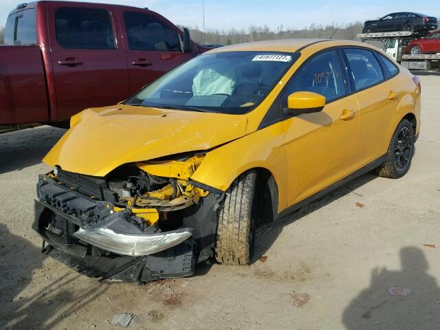 1FAHP3F21CL104658 - 2012 FORD FOCUS SE YELLOW photo 2