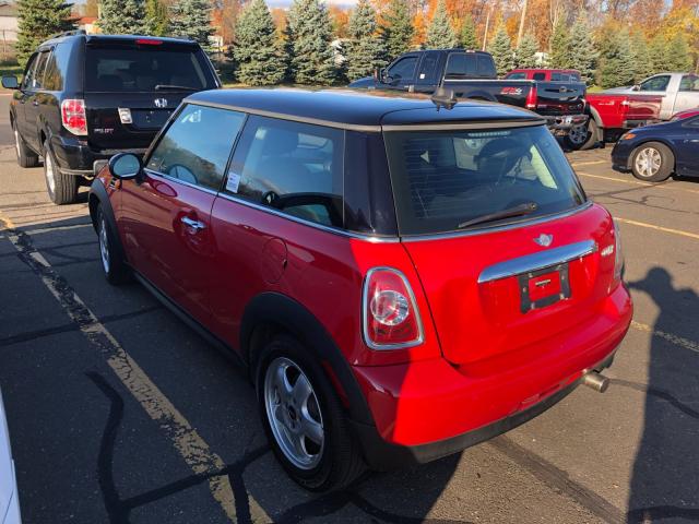 WMWSU3C55BT183822 - 2011 MINI COOPER RED photo 3