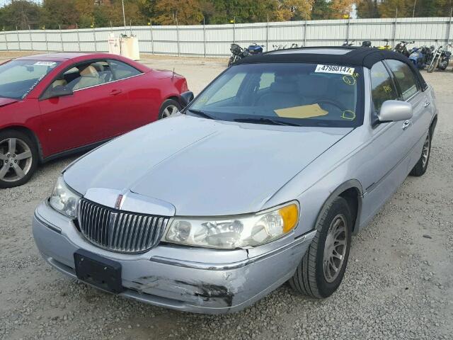 1LNHM82W12Y603756 - 2002 LINCOLN TOWN CAR S SILVER photo 2