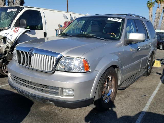 5LMFU28596LJ27582 - 2006 LINCOLN NAVIGATOR Srebrny zdjęcie 2