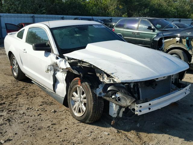 1ZVFT80N675226758 - 2007 FORD MUSTANG WHITE photo 1