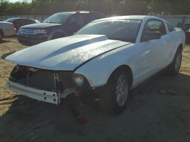 1ZVFT80N675226758 - 2007 FORD MUSTANG WHITE photo 2