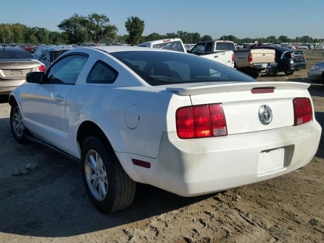 1ZVFT80N675226758 - 2007 FORD MUSTANG WHITE photo 3