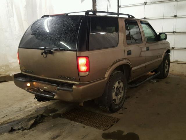 1GNDT13W62K240800 - 2002 CHEVROLET BLAZER BROWN photo 4