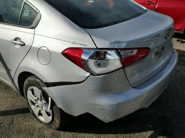 KNAFK4A62G5611091 - 2016 KIA FORTE LX SILVER photo 9