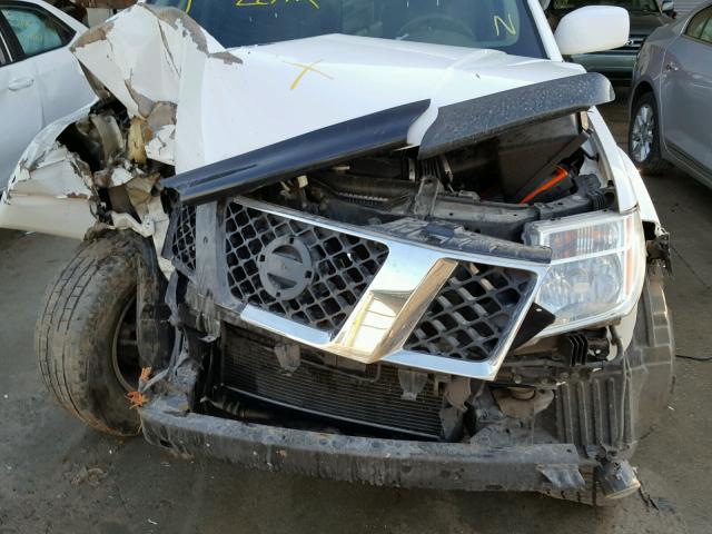 1N6AD07W95C448761 - 2005 NISSAN FRONTIER C WHITE photo 7