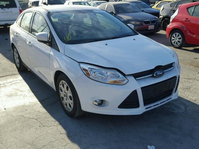 1FAHP3F25CL415719 - 2012 FORD FOCUS SE WHITE photo 1