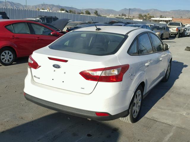 1FAHP3F25CL415719 - 2012 FORD FOCUS SE WHITE photo 4