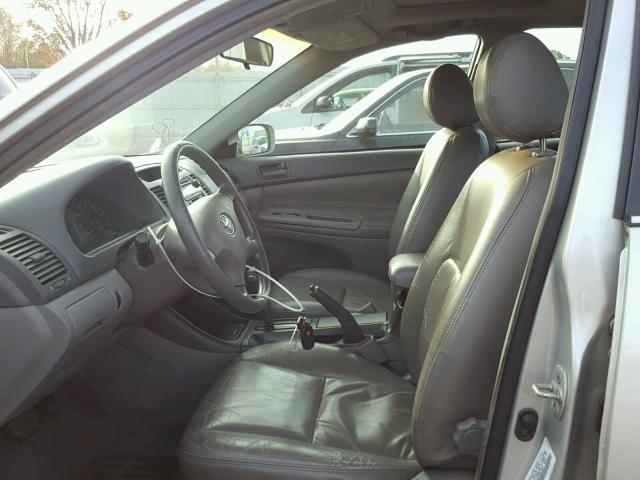 4T1BE32K93U692195 - 2003 TOYOTA CAMRY LE GRAY photo 5