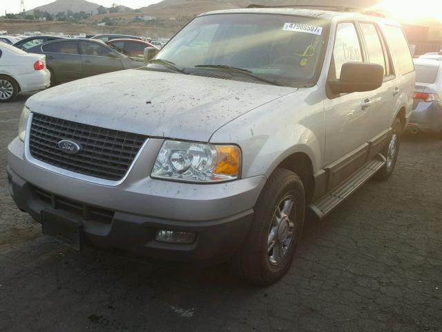 1FMPU15575LA03430 - 2005 FORD EXPEDITION SILVER photo 2