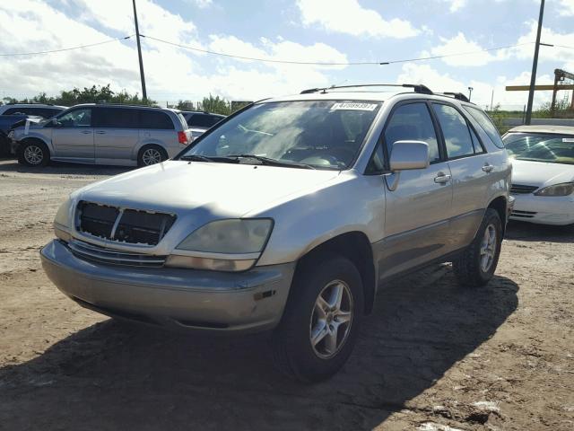 JTJGF10U010082333 - 2001 LEXUS RX 300 SILVER photo 2