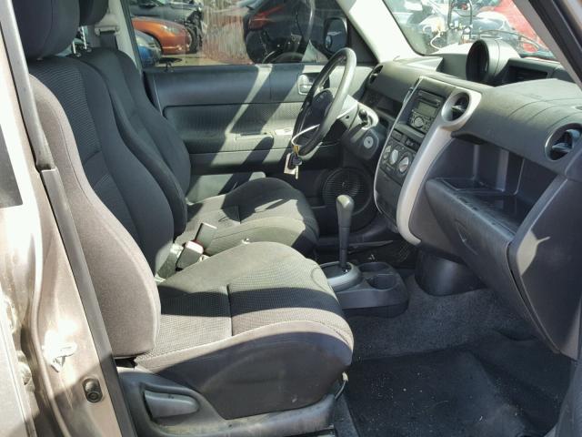 JTLKT324554001621 - 2005 TOYOTA SCION XB Gris foto 5