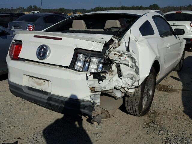 1ZVBP8AM7C5228649 - 2012 FORD MUSTANG WHITE photo 4