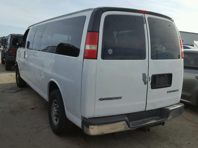 1GAHG39U951250112 - 2005 CHEVROLET EXPRESS G3 WHITE photo 3