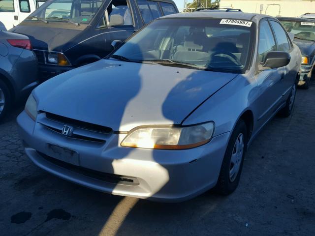 1HGCF8645YA035676 - 2000 HONDA ACCORD DX SILVER photo 2