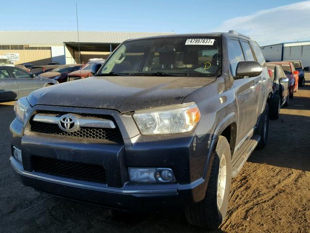 JTEBU5JR5B5049137 - 2011 TOYOTA 4RUNNER SR GRAY photo 2