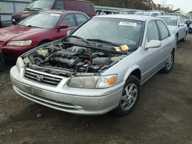 4T1BF22K11U961746 - 2001 TOYOTA CAMRY LE ვერცხლისფერი ფოტო 2