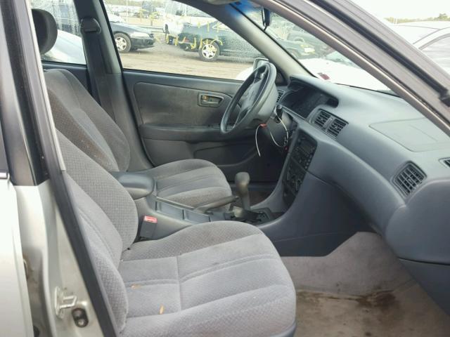 4T1BF22K11U961746 - 2001 TOYOTA CAMRY LE ვერცხლისფერი ფოტო 5