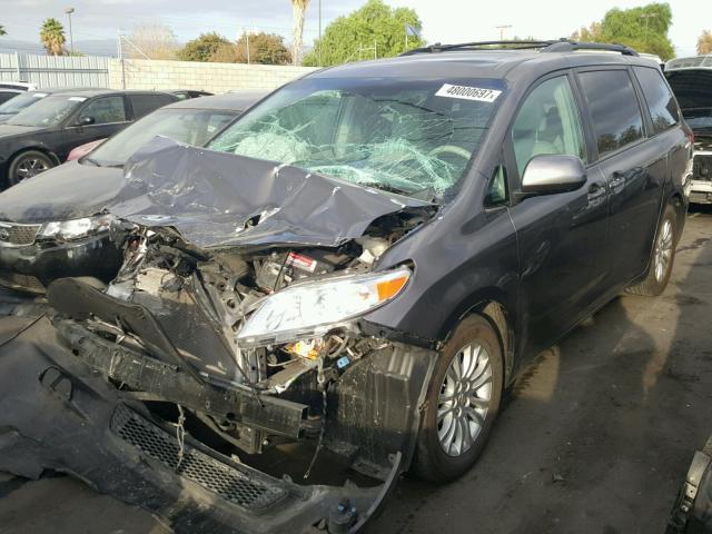 5TDYK3DC9CS185220 - 2012 TOYOTA SIENNA XLE GRAY photo 2