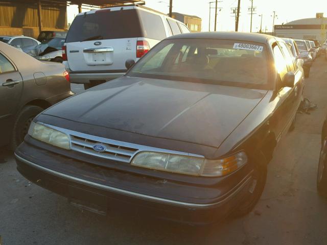 2FALP74W7VX143932 - 1997 FORD CROWN VICT GREEN photo 2