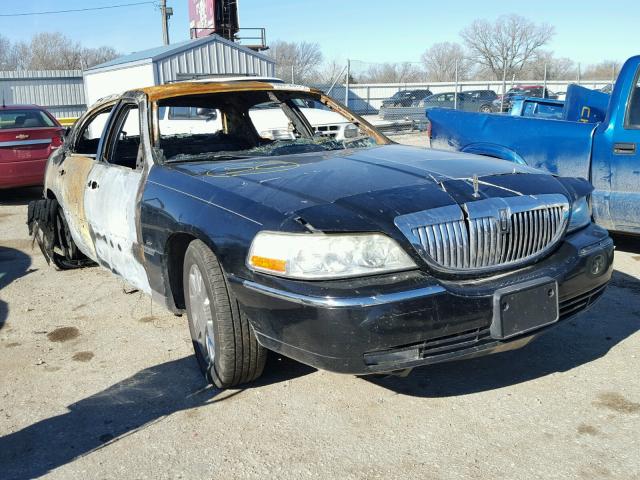 1LNHM83W43Y606361 - 2003 LINCOLN TOWN CAR C BLACK photo 1