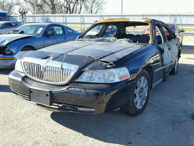 1LNHM83W43Y606361 - 2003 LINCOLN TOWN CAR C BLACK photo 2