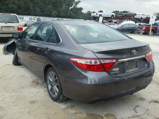 4T1BF1FK2HU682742 - 2017 TOYOTA CAMRY LE 灰色 照片 3