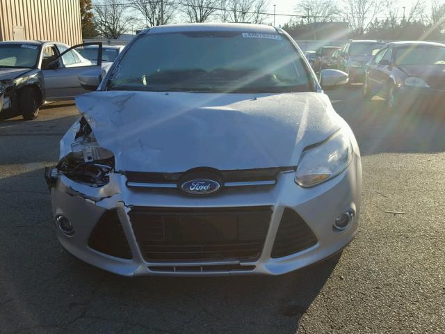 1FAHP3H29CL394385 - 2012 FORD FOCUS SEL SILVER photo 9