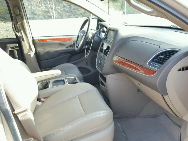 2C4RC1CG2CR327023 - 2012 CHRYSLER TOWN & COU GOLD photo 5