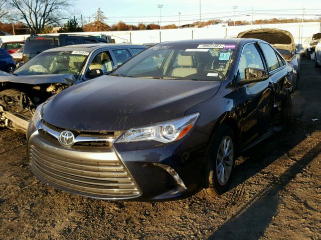 4T1BF1FK7HU811221 - 2017 TOYOTA CAMRY LE BLUE photo 2