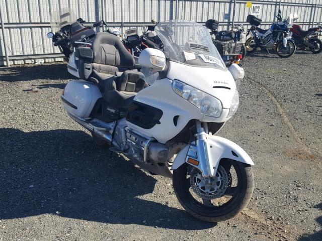 1HFSC47F26A508481 - 2006 HONDA GL1800 WHITE photo 1