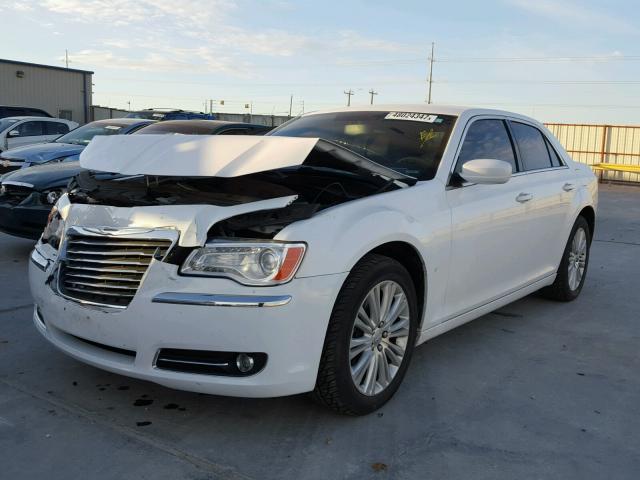 2C3CCARG3DH591991 - 2013 CHRYSLER 300 WHITE photo 2