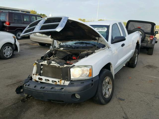 1D7HE42K55S244772 - 2005 DODGE DAKOTA SLT WHITE photo 2