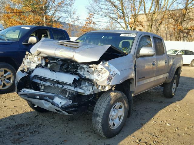 3TMMU4FN6FM077722 - 2015 TOYOTA TACOMA DOU SILVER photo 2