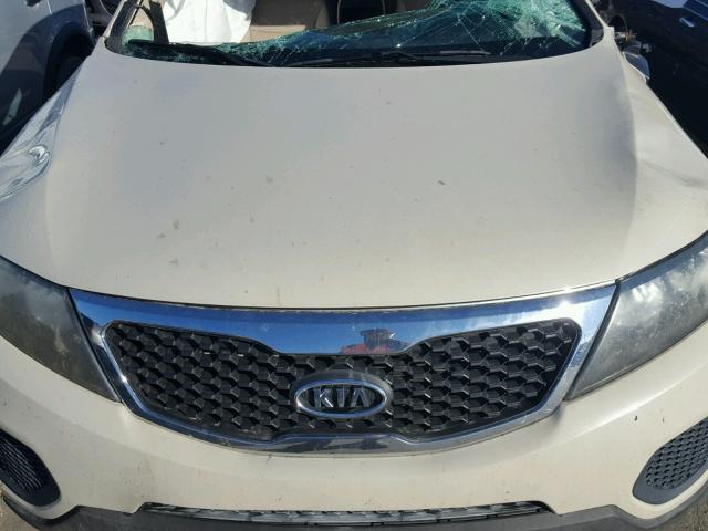 5XYKTCA19BG088195 - 2011 KIA SORENTO BA CREAM photo 7