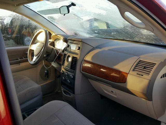 2A8HR44H18R123929 - 2008 CHRYSLER TOWN & COU RED photo 5
