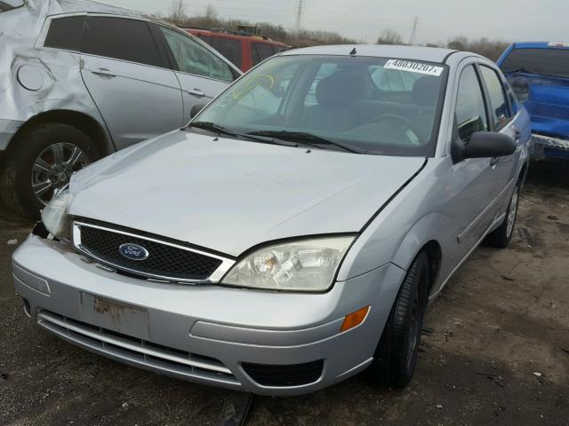 1FAFP34N46W224753 - 2006 FORD FOCUS ZX4 GRAY photo 2