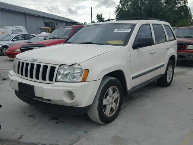 1J8GR48K97C554687 - 2007 JEEP GRAND CHER WHITE photo 2