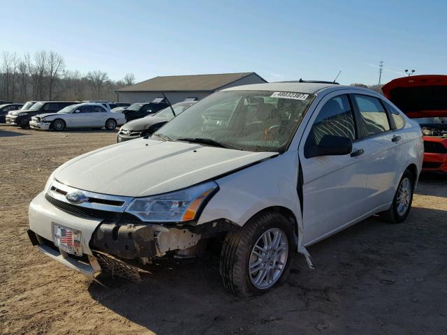 1FAHP3FN1AW149718 - 2010 FORD FOCUS SE WHITE photo 2