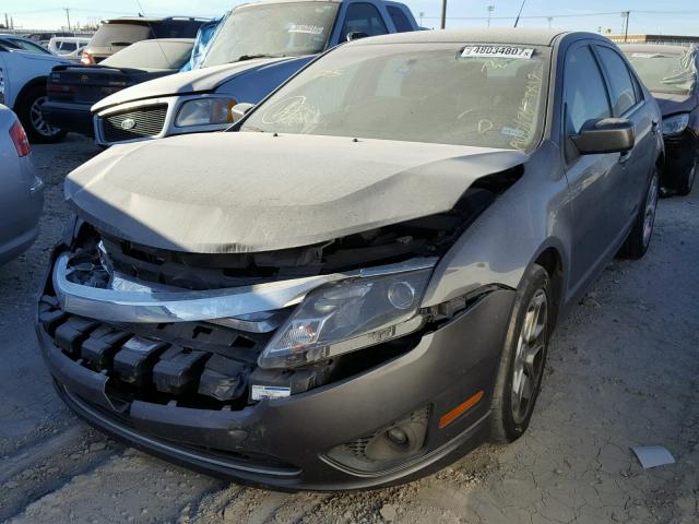 3FAHP0HA6BR154118 - 2011 FORD FUSION SE GRAY photo 2